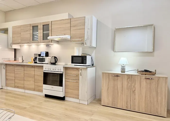 Centre 2bdr For 4 Guests Next To Theater Tear And Laughter 索菲亞