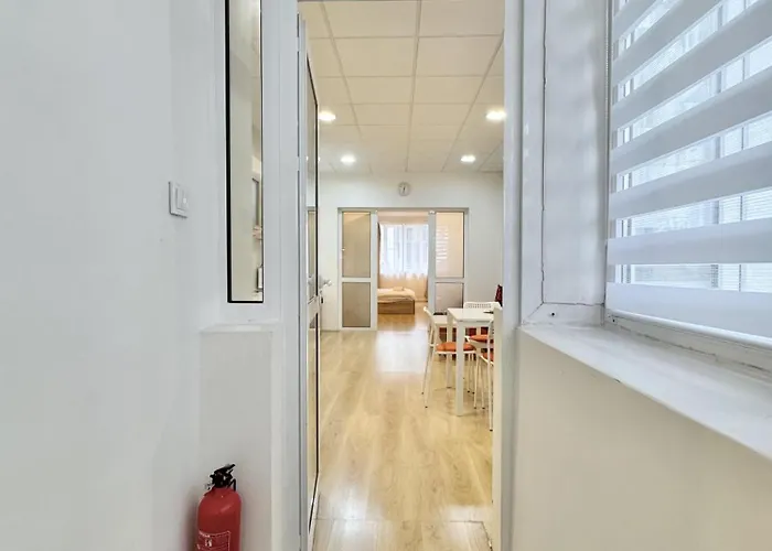 Centre 2bdr For 4 Guests Next To Theater Tear And Laughter 索菲亞