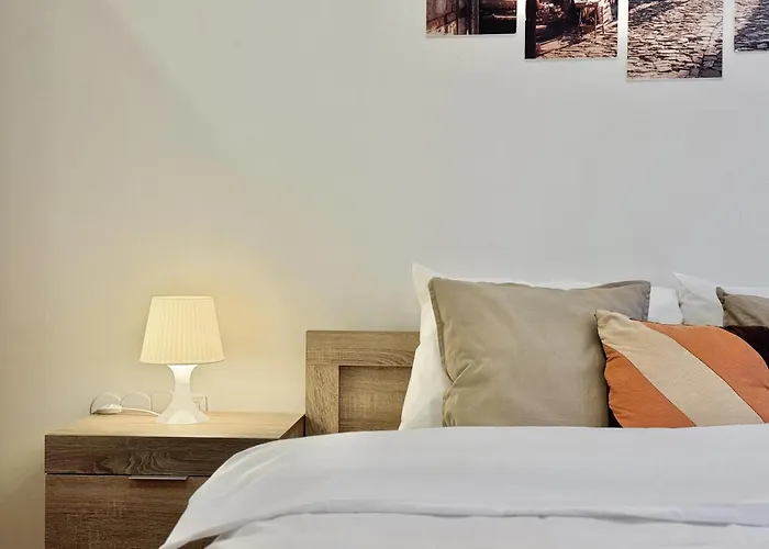 Centre 2bdr For 4 Guests Next To Theater Tear And Laughter *