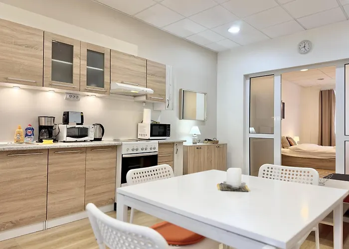 Centre 2bdr For 4 Guests Next To Theater Tear And Laughter *