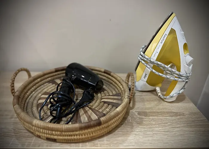 Centre 2bdr For 4 Guests Next To Theater Tear And Laughter * 索菲亞