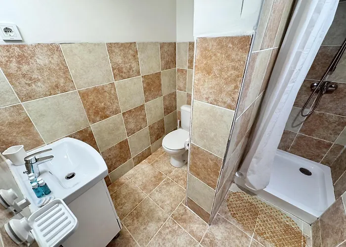 Centre 2bdr For 4 Guests Next To Theater Tear And Laughter 索菲亞