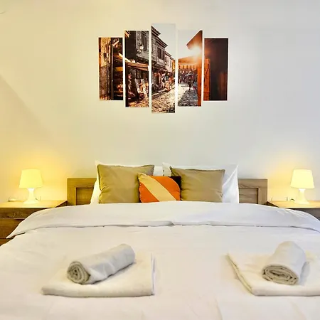 Centre 2bdr For 4 Guests Next To Theater Tear And Laughter