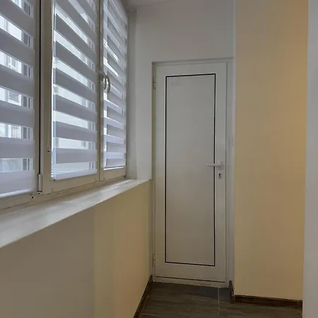 Centre 2bdr For 4 Guests Next To Theater Tear And Laughter *