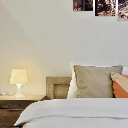 Centre 2bdr For 4 Guests Next To Theater Tear And Laughter *