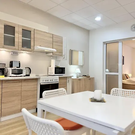 Centre 2bdr For 4 Guests Next To Theater Tear And Laughter *