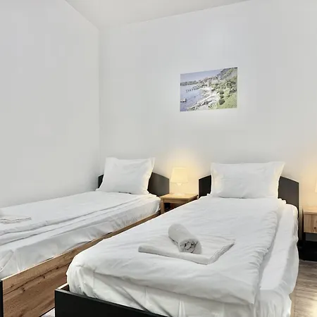 Centre 2bdr For 4 Guests Next To Theater Tear And Laughter *