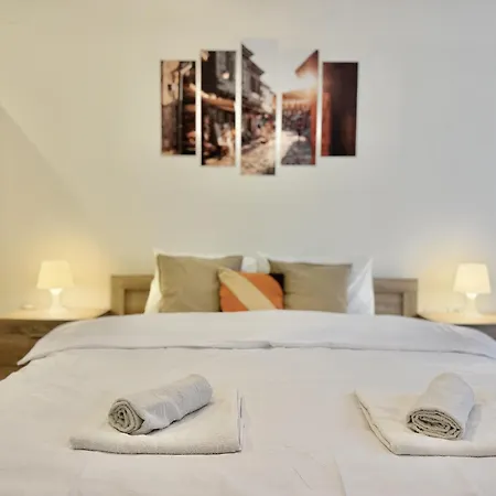 Centre 2bdr For 4 Guests Next To Theater Tear And Laughter *