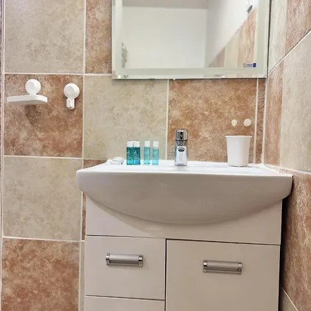 Centre 2bdr For 4 Guests Next To Theater Tear And Laughter Apartman Szófia