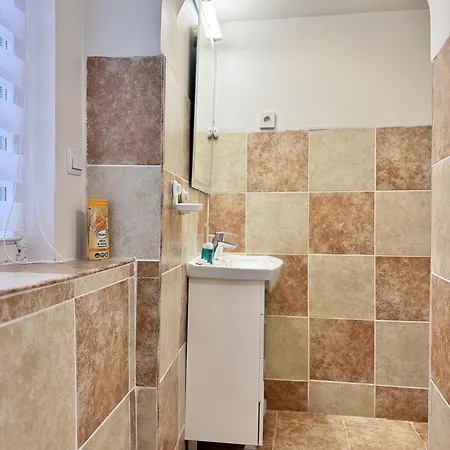 Centre 2bdr For 4 Guests Next To Theater Tear And Laughter Apartman *