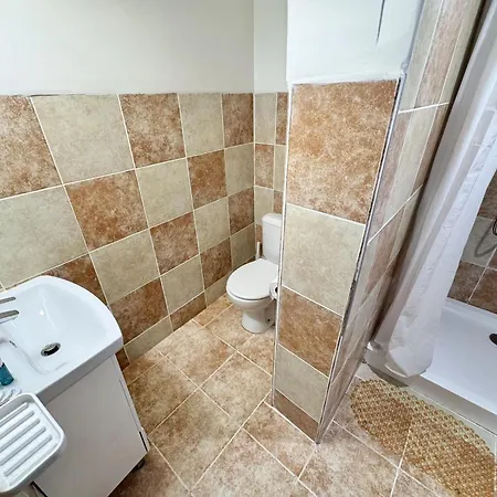 Centre 2bdr For 4 Guests Next To Theater Tear And Laughter Szófia