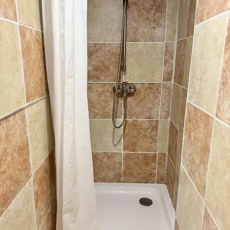 Centre 2bdr For 4 Guests Next To Theater Tear And Laughter Apartman