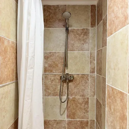 Centre 2bdr For 4 Guests Next To Theater Tear And Laughter