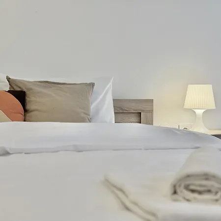 Centre 2bdr For 4 Guests Next To Theater Tear And Laughter *