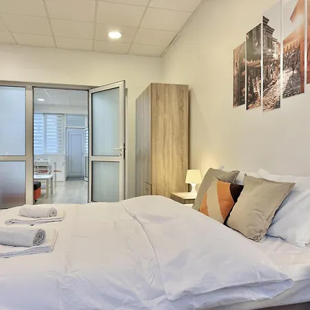 Centre 2bdr For 4 Guests Next To Theater Tear And Laughter דירה *