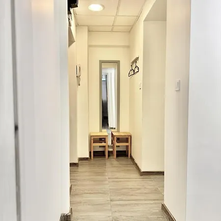 Centre 2bdr For 4 Guests Next To Theater Tear And Laughter