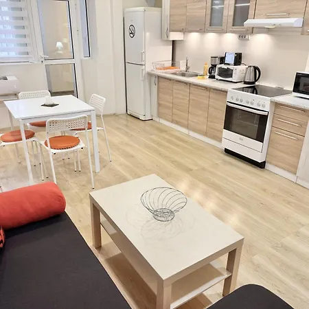 Centre 2bdr For 4 Guests Next To Theater Tear And Laughter *