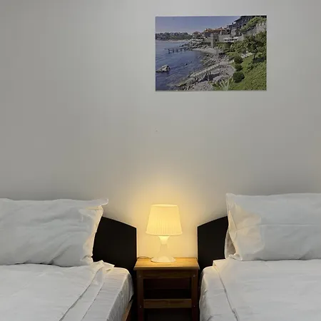 Centre 2bdr For 4 Guests Next To Theater Tear And Laughter *