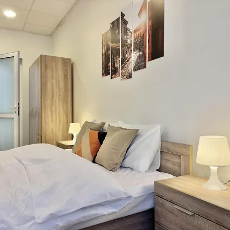 Apartman Centre 2bdr For 4 Guests Next To Theater Tear And Laughter