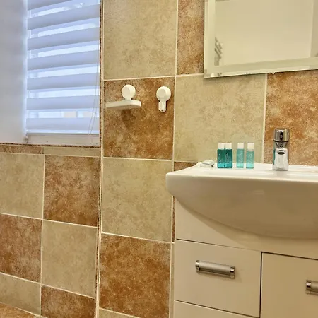 Centre 2bdr For 4 Guests Next To Theater Tear And Laughter