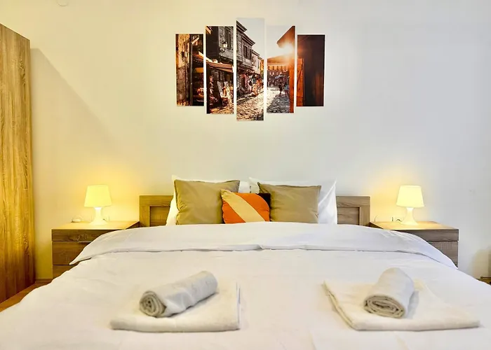 Centre 2bdr For 4 Guests Next To Theater Tear And Laughter