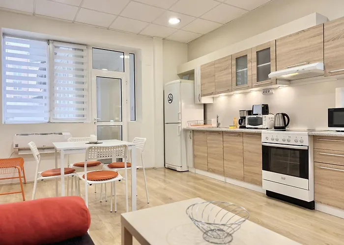 Centre 2bdr For 4 Guests Next To Theater Tear And Laughter * Sofie