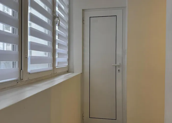 Centre 2bdr For 4 Guests Next To Theater Tear And Laughter *