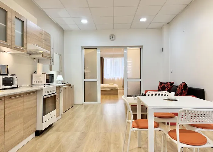 Centre 2bdr For 4 Guests Next To Theater Tear And Laughter Daire *