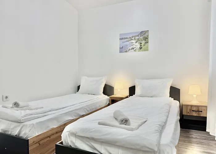 Centre 2bdr For 4 Guests Next To Theater Tear And Laughter *