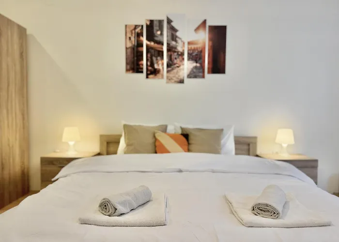 Centre 2bdr For 4 Guests Next To Theater Tear And Laughter *