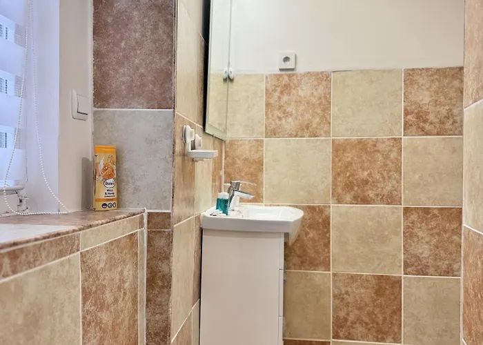 Centre 2bdr For 4 Guests Next To Theater Tear And Laughter Daire *