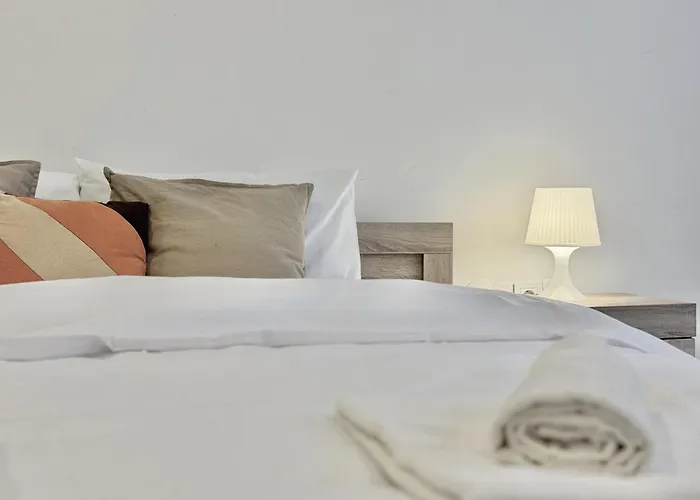 Centre 2bdr For 4 Guests Next To Theater Tear And Laughter *