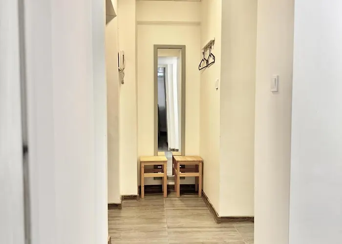 Centre 2bdr For 4 Guests Next To Theater Tear And Laughter