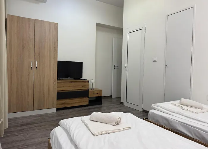 Centre 2bdr For 4 Guests Next To Theater Tear And Laughter Sofie