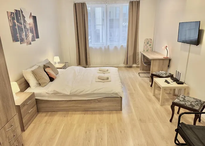 Centre 2bdr For 4 Guests Next To Theater Tear And Laughter