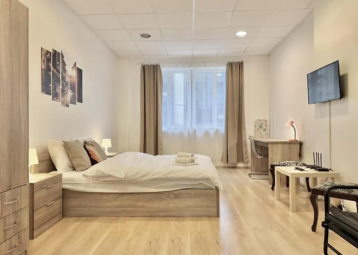 Centre 2bdr For 4 Guests Next To Theater Tear And Laughter * Sofie