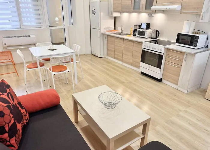 Centre 2bdr For 4 Guests Next To Theater Tear And Laughter *