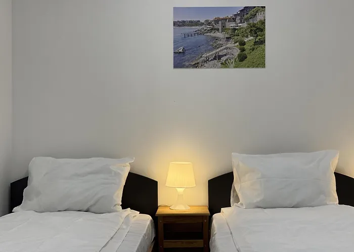 Centre 2bdr For 4 Guests Next To Theater Tear And Laughter *