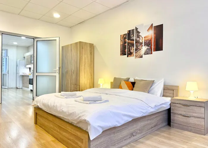 Centre 2bdr For 4 Guests Next To Theater Tear And Laughter Sofie