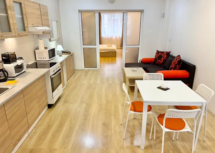 Centre 2bdr For 4 Guests Next To Theater Tear And Laughter * Sofie