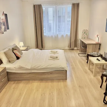 Centre 2bdr For 4 Guests Next To Theater Tear And Laughter