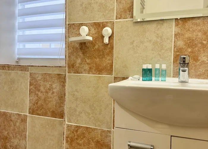 Centre 2bdr For 4 Guests Next To Theater Tear And Laughter